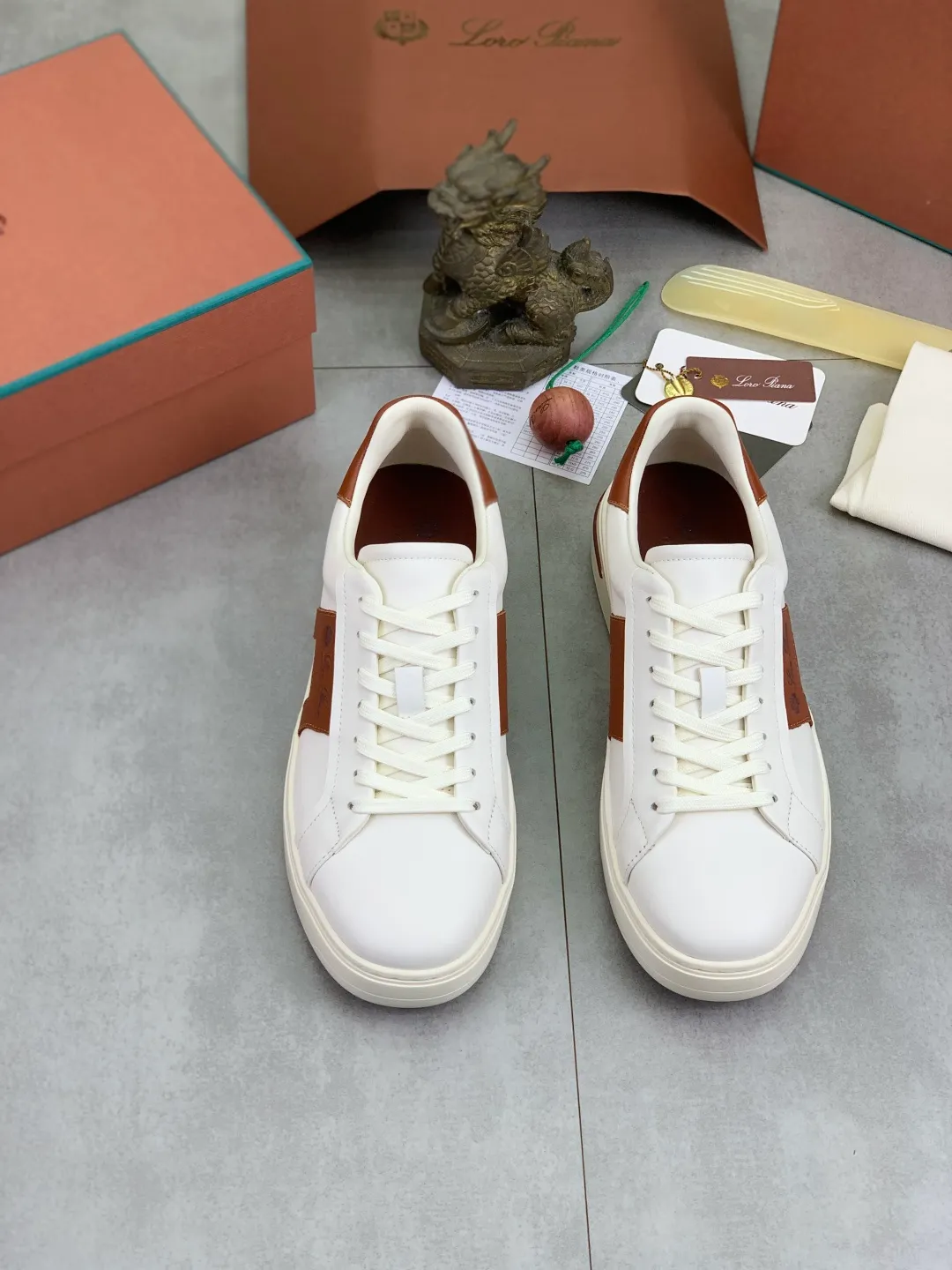 Men's men's shoes 💰P560 New style 💰High quality The latest casual shoes Loro Piana 💯Top grade💯Buy the original copy💯 Founded the existing Loro Piana company on April 24, 1924. It is now the sixth generation of family business, providing top quality products to customers who are discerning about taste and quality. Imported original fly woven fabric with cowhide fabric, plain calfskin lining. Hand-sewn thread with cowhide feet. Original packaging. High-end outsole. Size: 38-44 (customized for 45 and 46). 2️⃣ colors available.